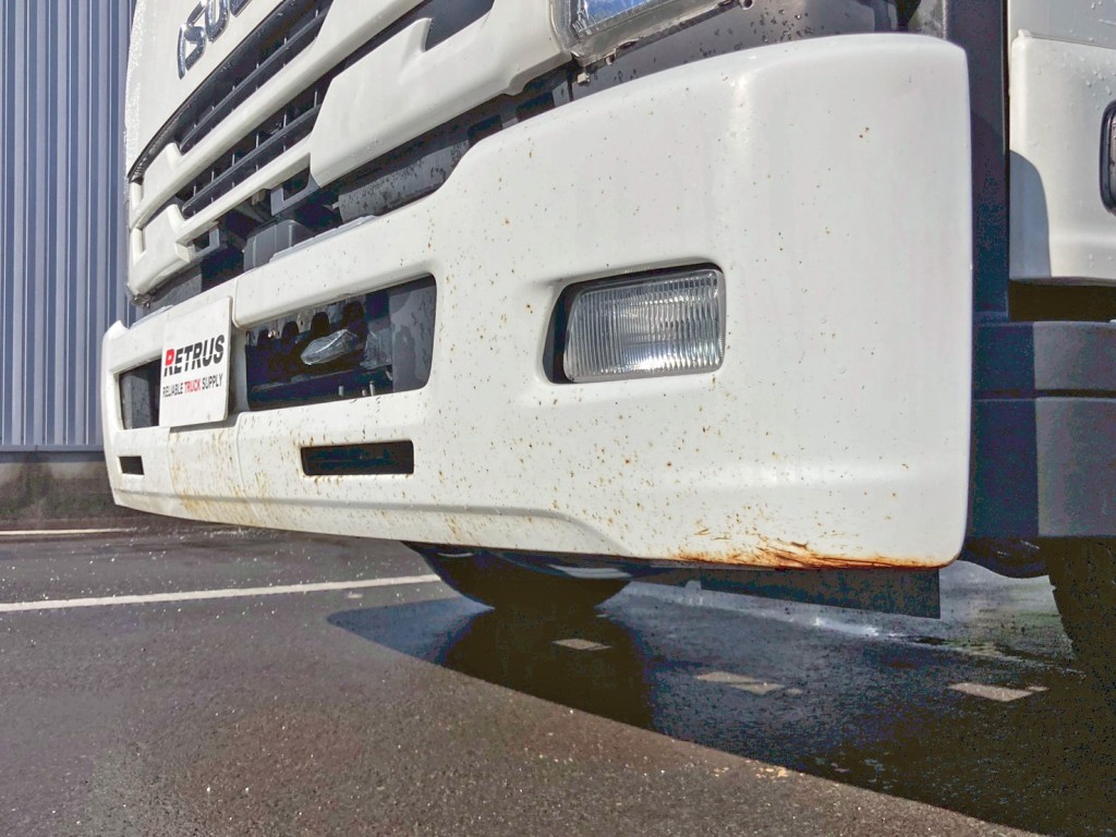 フロントバンパー全体にキズ・サビがあります。(助手席側)|いすゞ フォワード 2RG-FRR90S2(2WD)の写真21