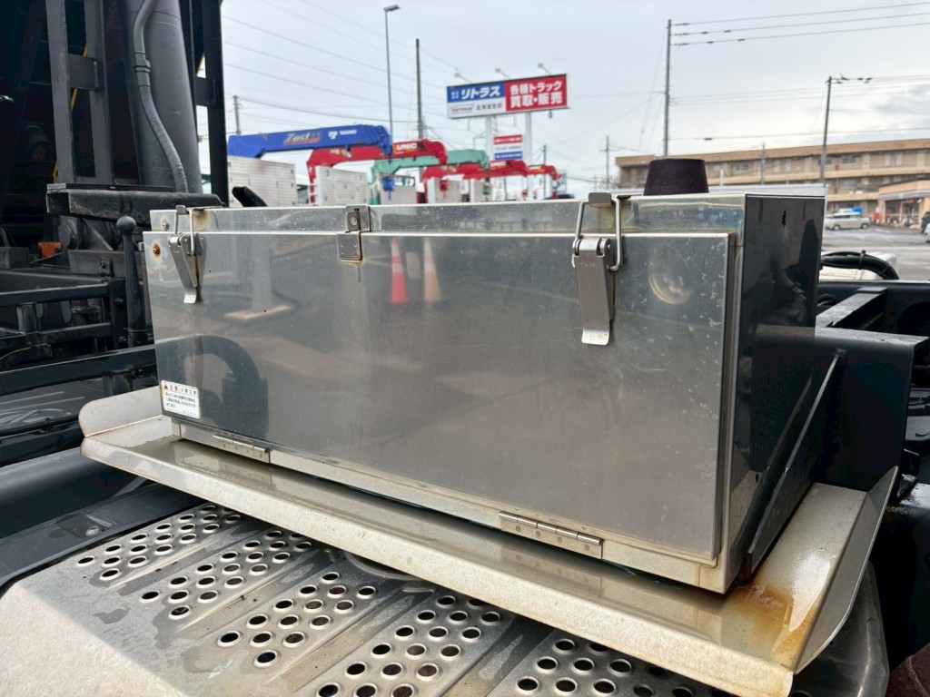 運転席側に工具箱が付いています。|三菱 スーパーグレート 2PG-FV70HXの写真15