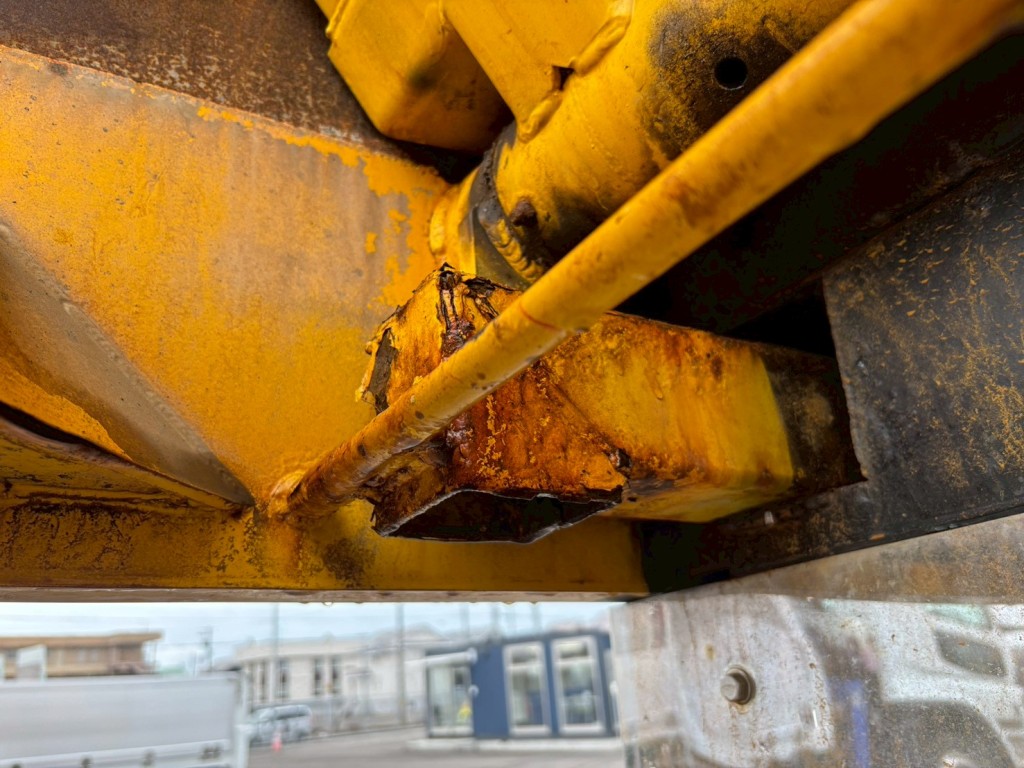 床暖房に後方排気口です。|三菱 スーパーグレート 2PG-FV70HXの写真19