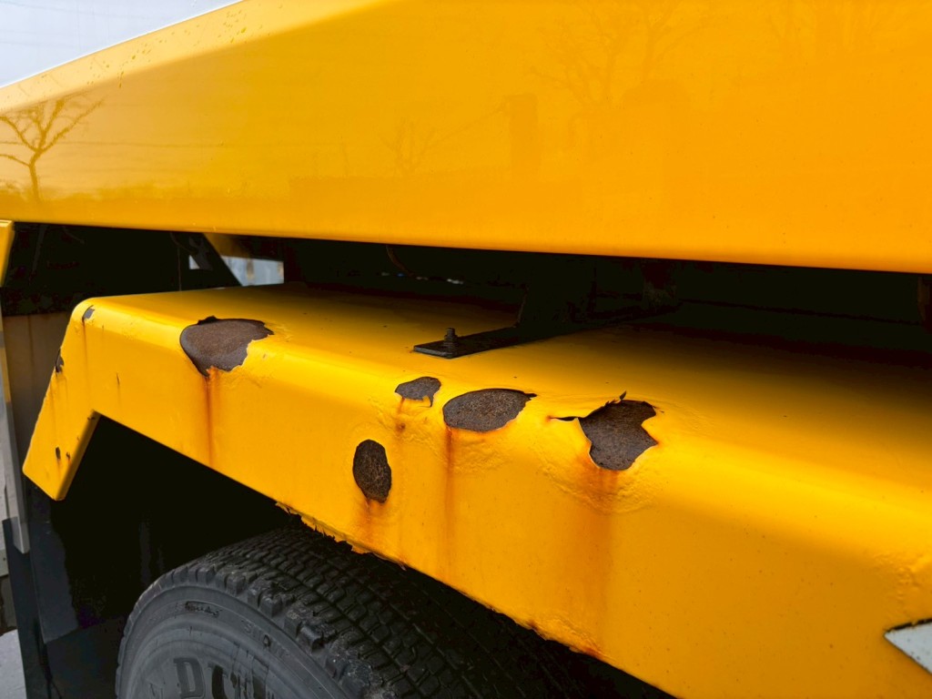 運転席側リヤフェンダーに塗装禿げ錆があります。|三菱 スーパーグレート 2PG-FV70HXの写真21