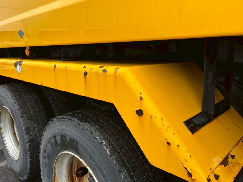 助手席側リヤフェンダーに塗装禿げ錆があります。|三菱 スーパーグレート 2PG-FV70HXの写真24