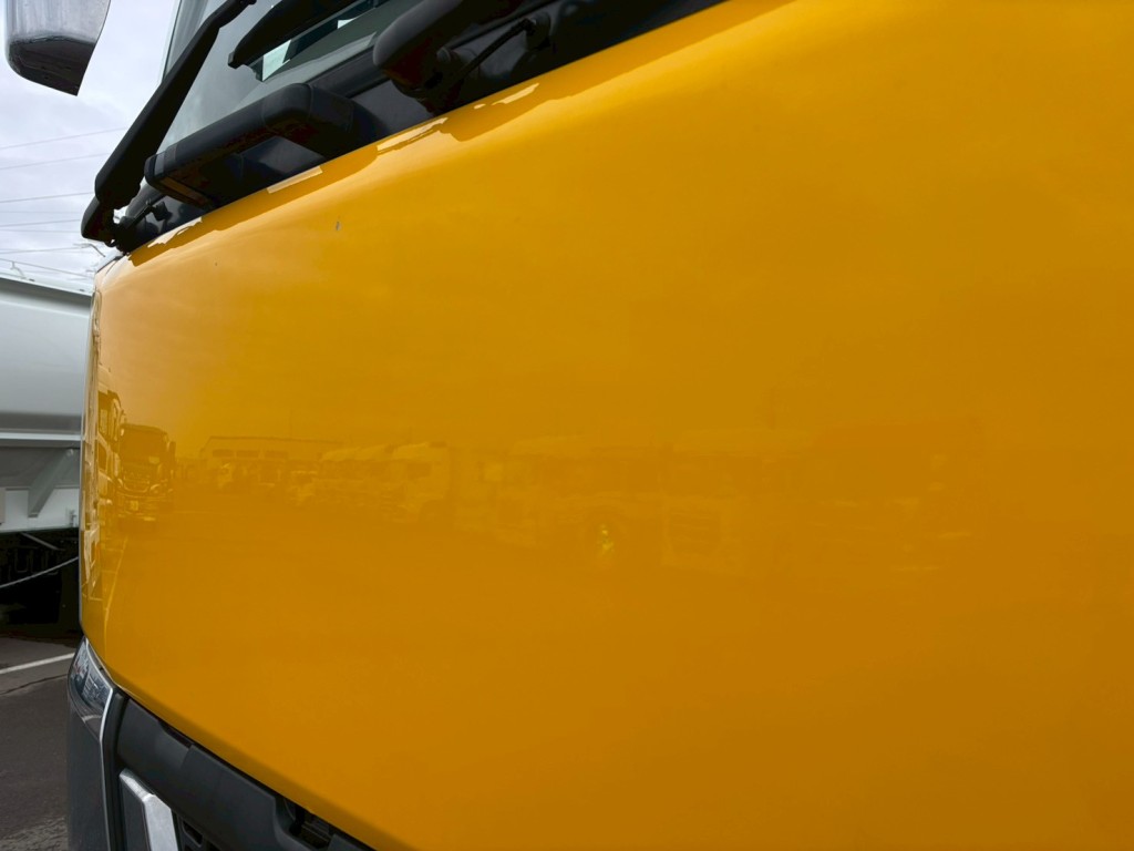 フロントパネルにヘコミ傷あります。|三菱 スーパーグレート 2PG-FV70HXの写真26