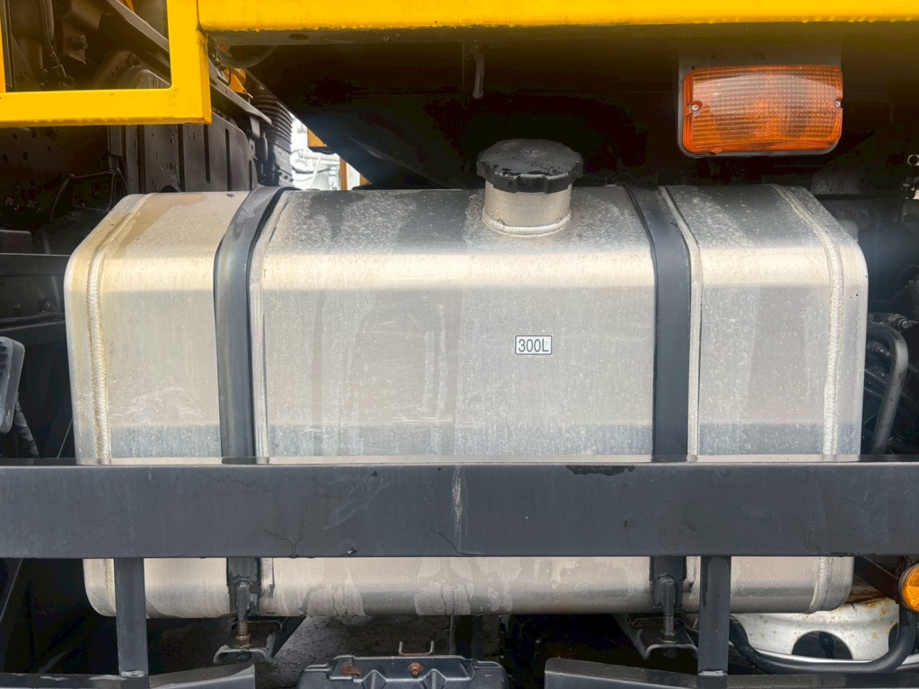 燃料タンクは300Lです。|三菱 スーパーグレート 2PG-FV70HXの写真28