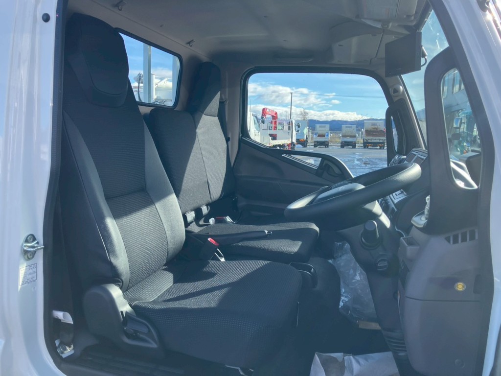 乗車定員は3名です。|三菱 キャンター 2RG-FBA20(2WD)の写真7