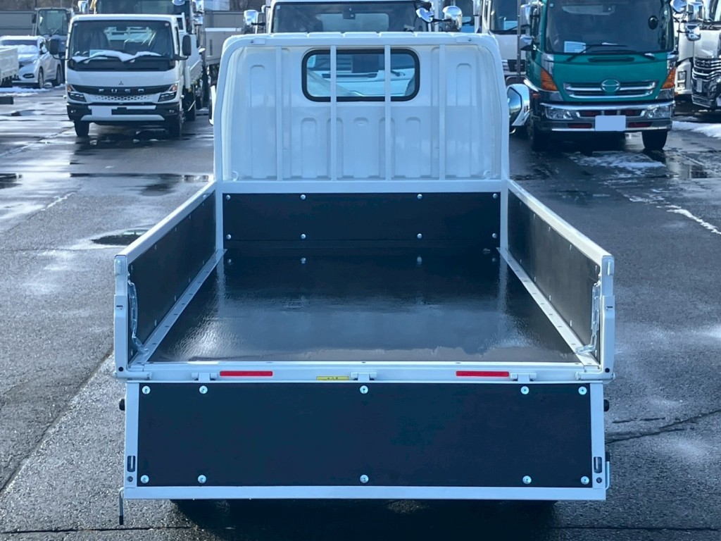 床は板張りです。|三菱 キャンター 2RG-FBA20(2WD)の写真9