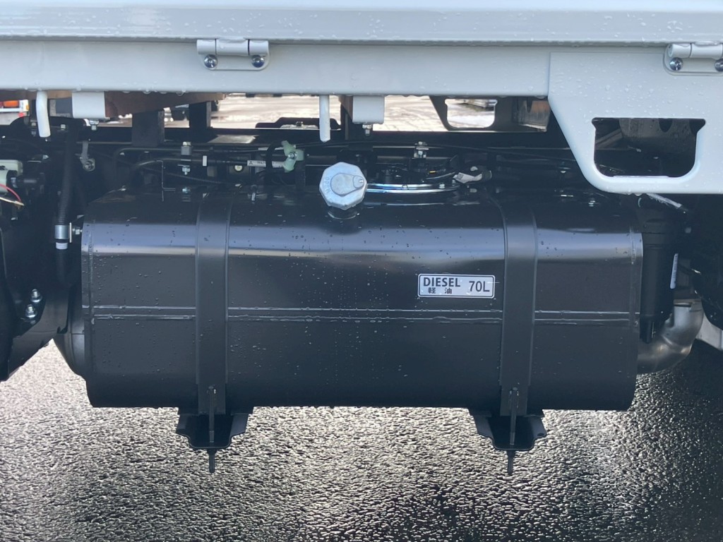 燃料タンクは70Lです。|三菱 キャンター 2RG-FBA20(2WD)の写真11