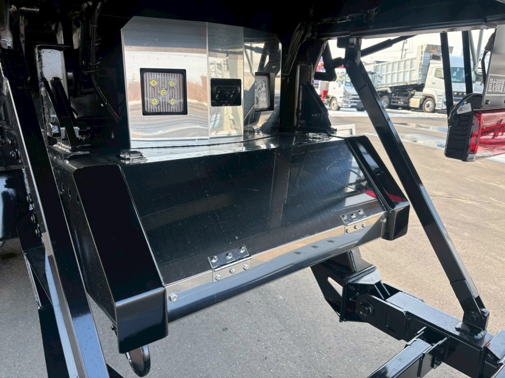 リヤに工具箱が付いています。|三菱 スーパーグレート 2PG-FV80HZの写真18