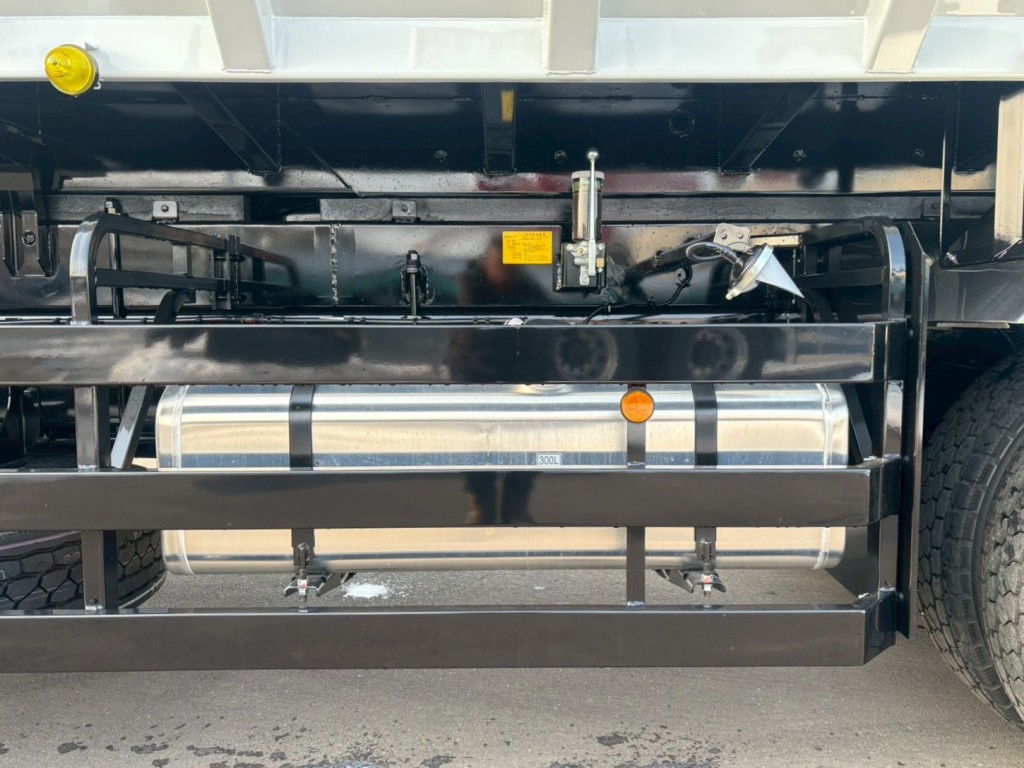 燃料タンクは300Lです。|三菱 スーパーグレート 2PG-FV80HZの写真20