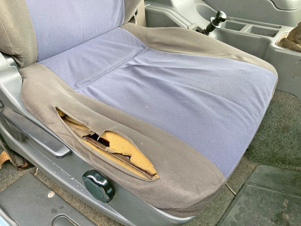 運転席座面にヘタリ・破れがあります。|三菱 ファイター QDG-FQ62Fの写真8