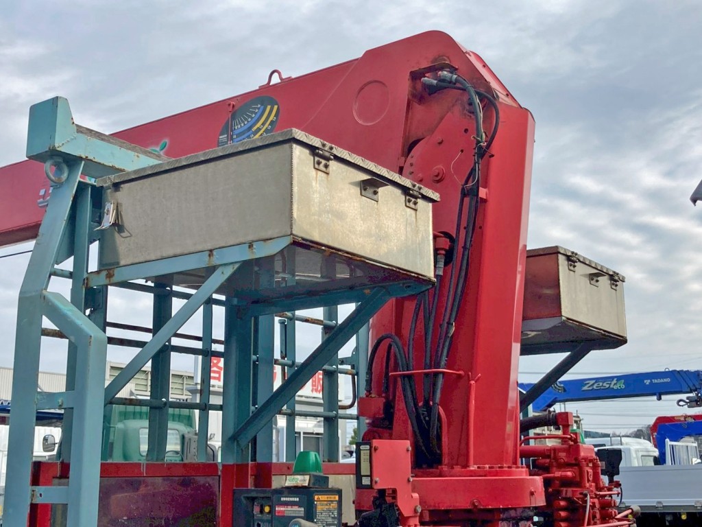 ボディー前方左右にステンレス製の工具箱が付いています。|三菱 ファイター QDG-FQ62Fの写真11