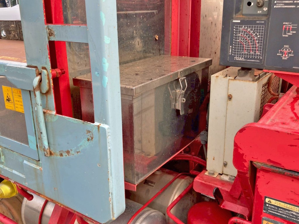 前壁運転席側下部にステンレス製の物入れが付いています。|三菱 ファイター QDG-FQ62Fの写真12