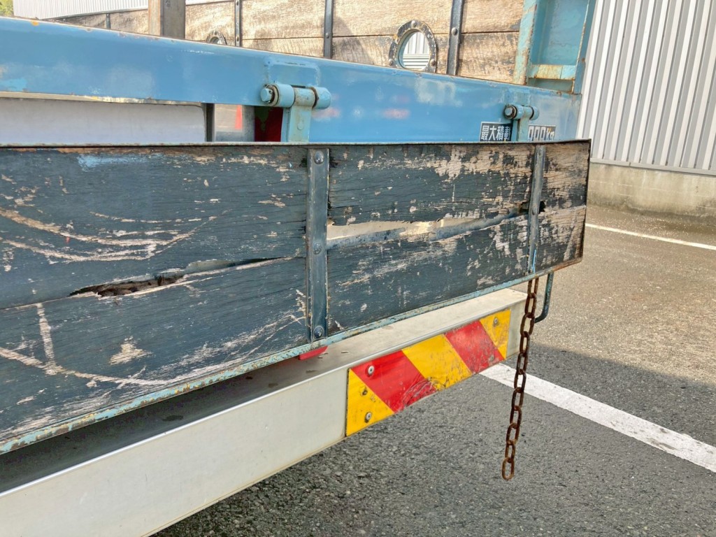 リヤアオリ内側に割れがあります。|三菱 ファイター QDG-FQ62Fの写真16