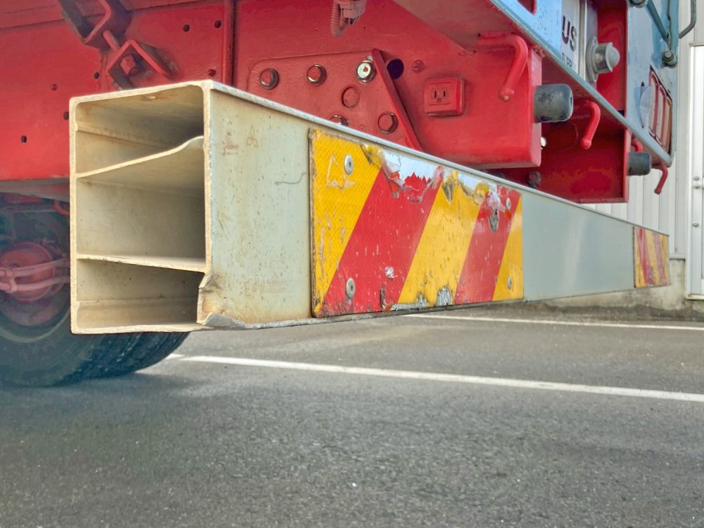 リヤバンパー助手席側にヘコミがあります。|三菱 ファイター QDG-FQ62Fの写真17