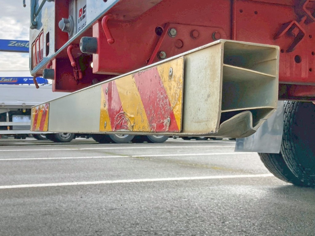 リヤバンパー運転席側にヘコミがあります。|三菱 ファイター QDG-FQ62Fの写真18