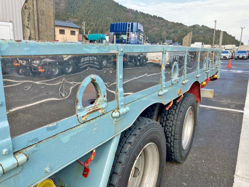 助手席側アオリ中央部にヘコミがあります。|三菱 ファイター QDG-FQ62Fの写真19