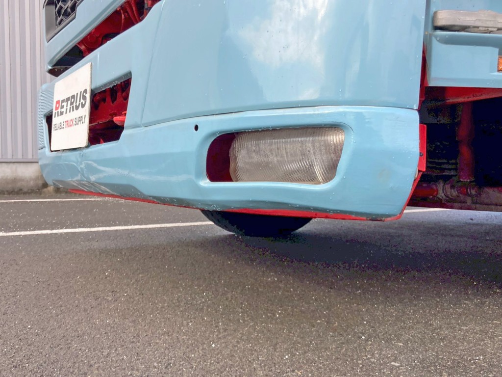 フロントバンパー助手席側に曲がりがあります。|三菱 ファイター QDG-FQ62Fの写真21