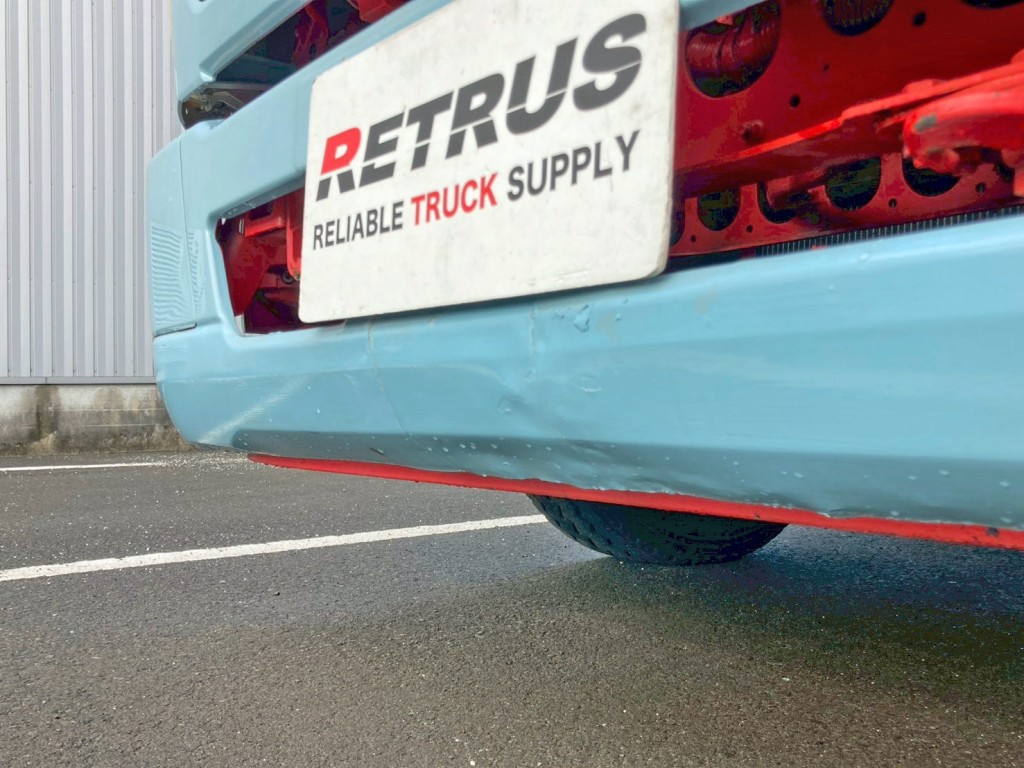 フロントバンパー中央部にヘコミがあります。|三菱 ファイター QDG-FQ62Fの写真22