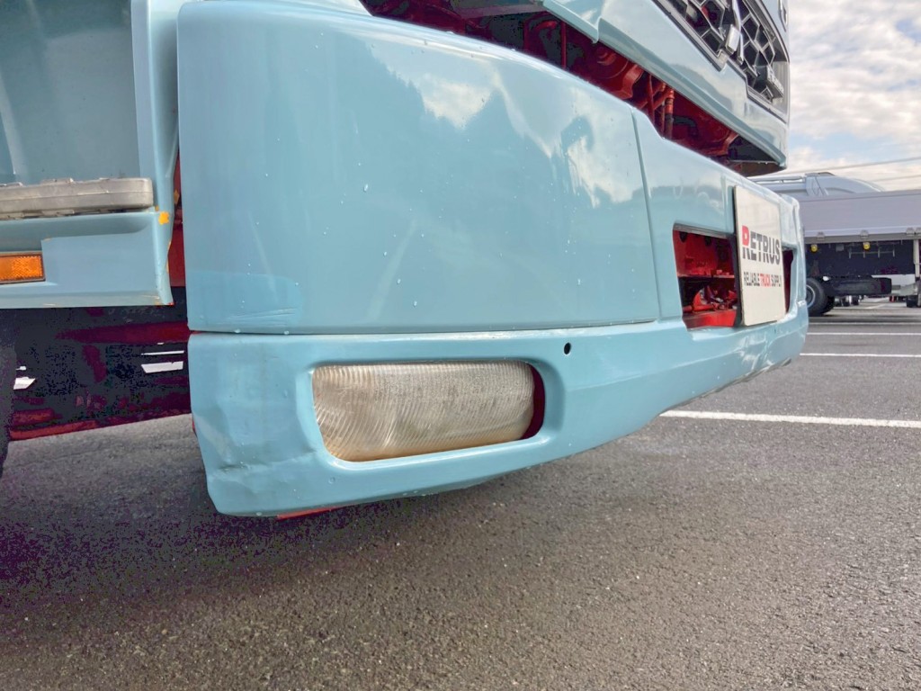 フロントバンパー運転席側にヘコミがあります。|三菱 ファイター QDG-FQ62Fの写真23