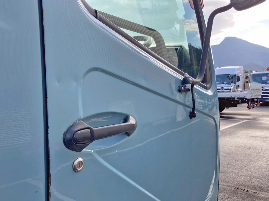 運手席ドアにヘコミがあります。|三菱 ファイター QDG-FQ62Fの写真24