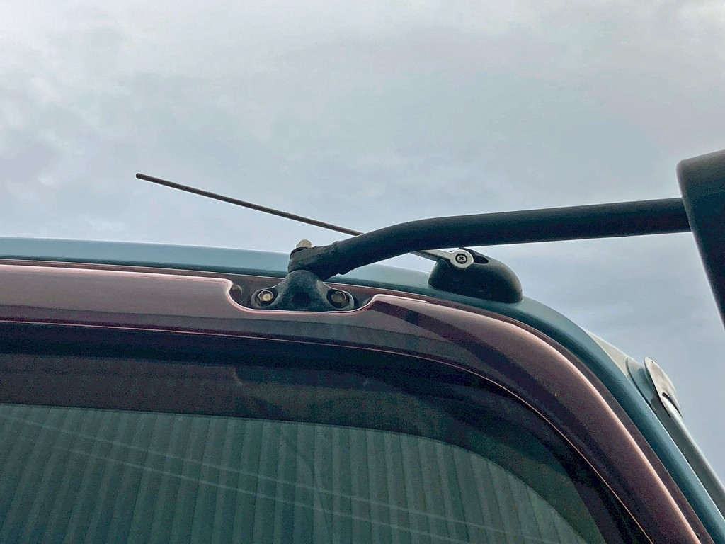 ラジオアンテナに折れがあります。|三菱 ファイター QDG-FQ62Fの写真25