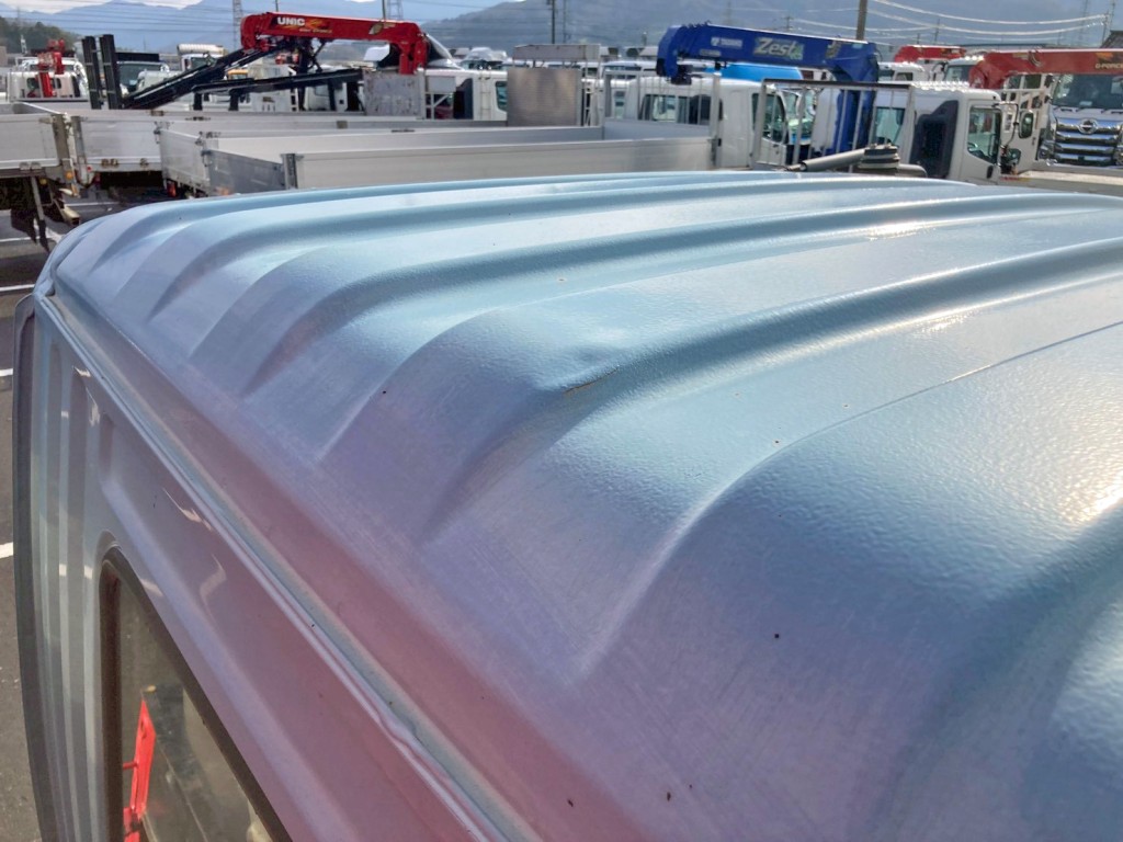 ルーフ後方中央部にヘコミがあります。|三菱 ファイター QDG-FQ62Fの写真38