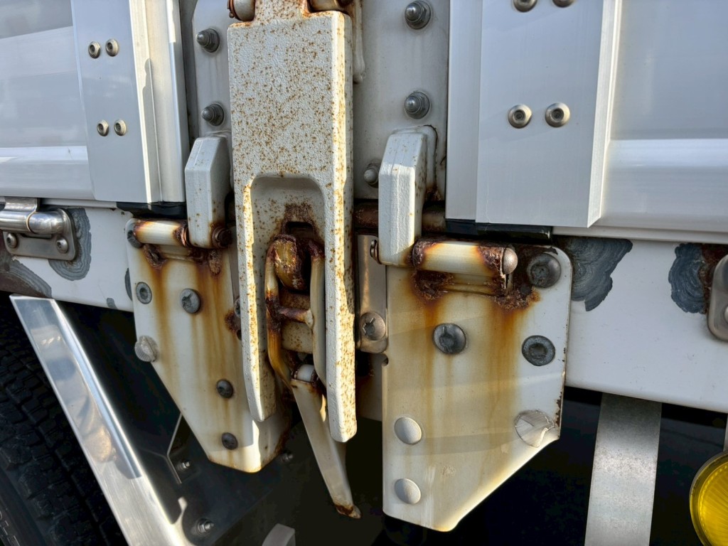 中柱部に錆があります。|三菱 スーパーグレート 2PG-FY74HYの写真18