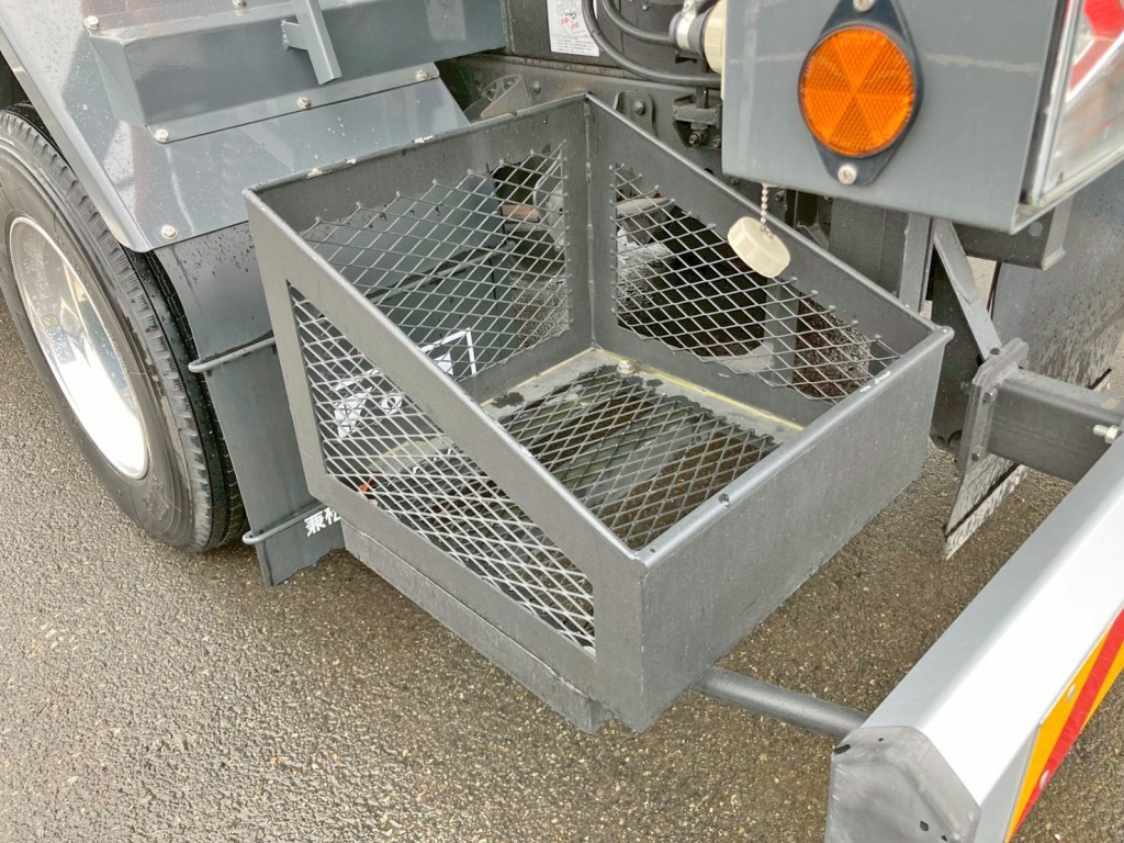 助手席側後方にりん木入れが付いています。|日野 レンジャー 2KG-FD2ABA(2WD)の写真16