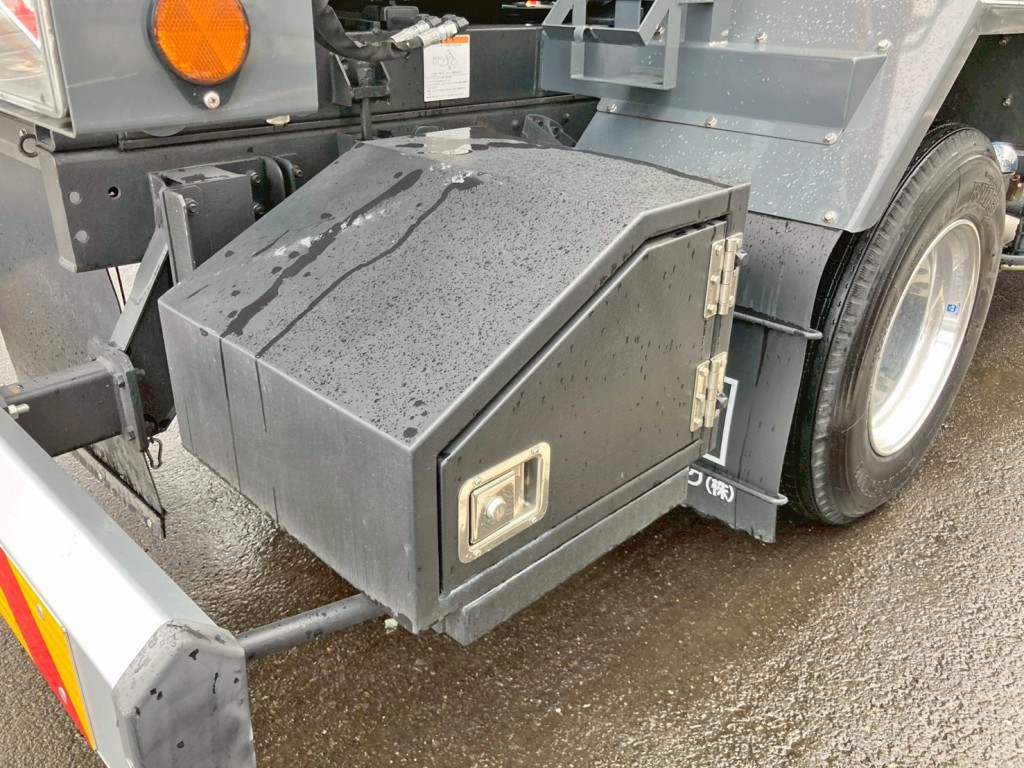 運転席側後方に工具箱が付いています。|日野 レンジャー 2KG-FD2ABA(2WD)の写真17