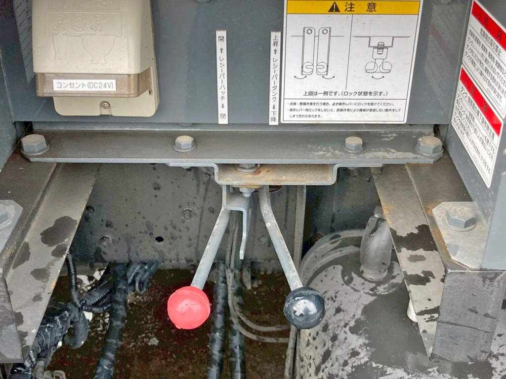 ハッチの開閉 及び ダンプアップの操作レバーです。|日野 レンジャー 2KG-FD2ABA(2WD)の写真26