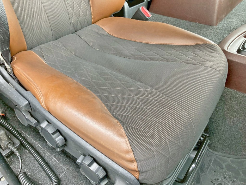 運転席座面にヘタリがあります。|日野 プロフィア 2DG-FW1AHCの写真8