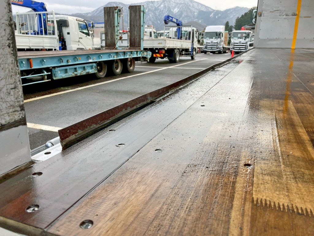 床板左右端に鉄枠が溶接されています。(助手席側)|日野 プロフィア 2DG-FW1AHCの写真12