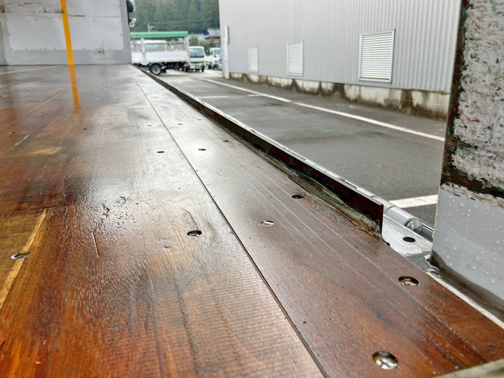 床板左右端に鉄枠が溶接されています。(運転席側)|日野 プロフィア 2DG-FW1AHCの写真13