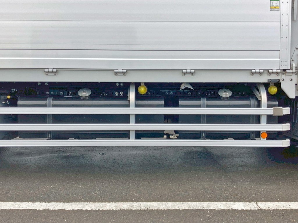 燃料タンクは300Lと200Lが付いています。|日野 プロフィア 2DG-FW1AHCの写真20