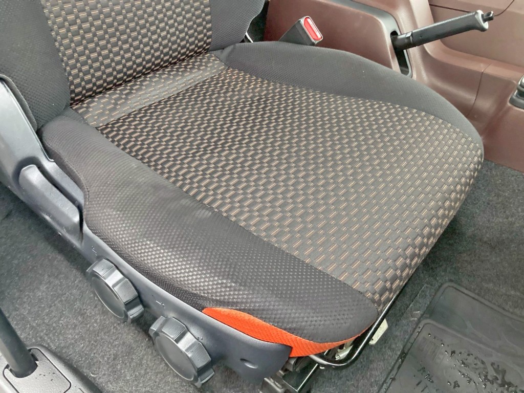 運転席座面にヘタリがあります。|日野 レンジャー 2KG-GK2ABAの写真8