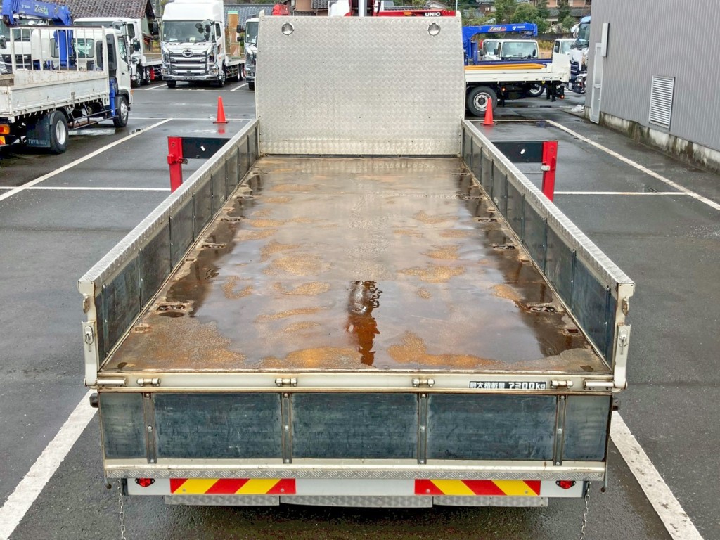 床は鉄板張りです。|三菱 ファイター 2KG-FK62FZの写真10