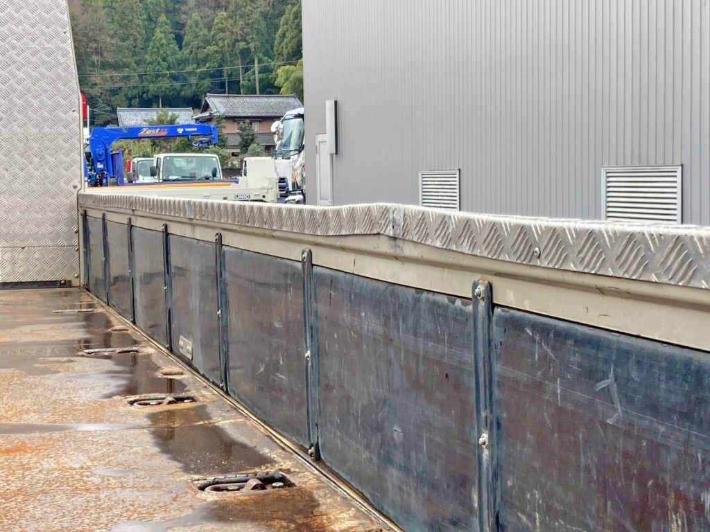 運転席席側アオリ上部に歪みがあります。|三菱 ファイター 2KG-FK62FZの写真11