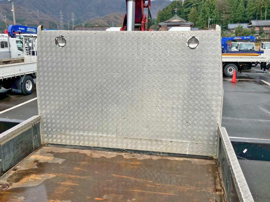 プロテクターに縞板アルミが張られています。|三菱 ファイター 2KG-FK62FZの写真12