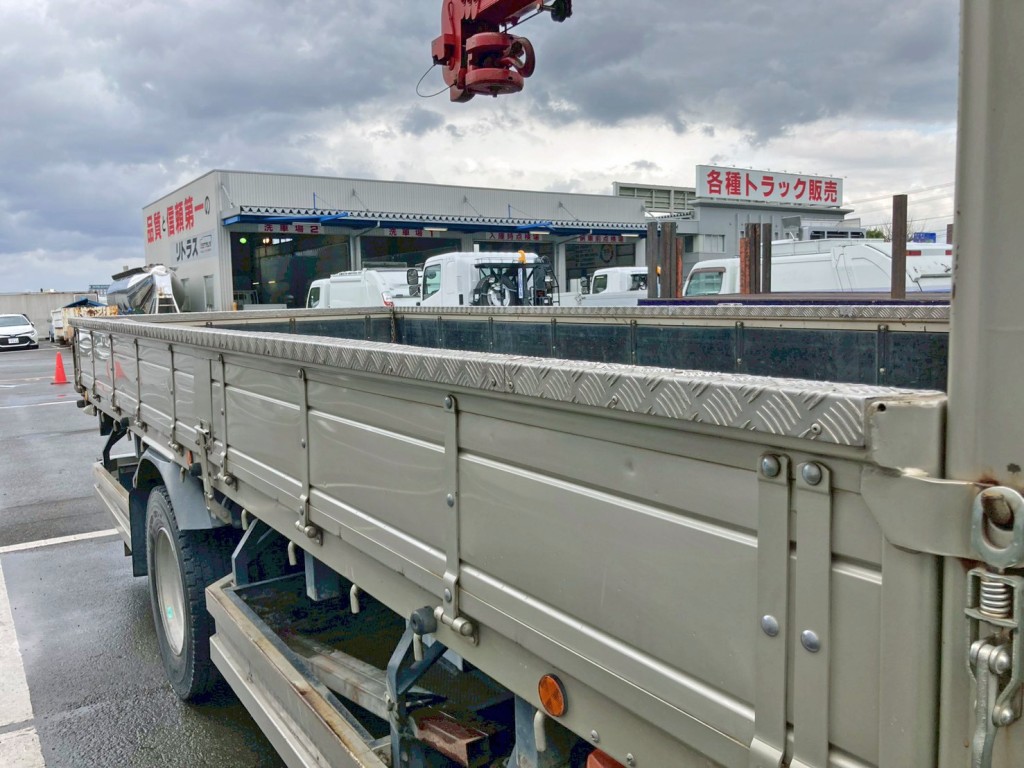 左右アオリ上部に縞板アルミが張られています。|三菱 ファイター 2KG-FK62FZの写真13