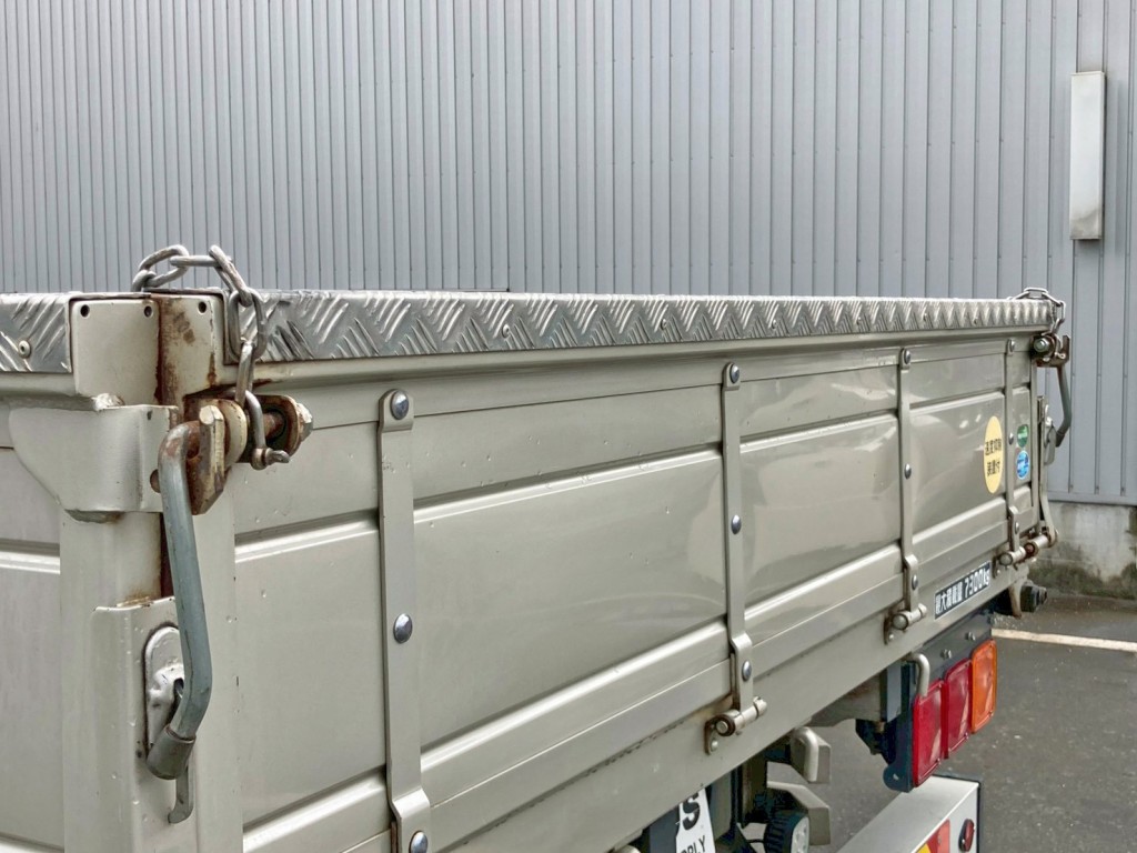 リヤオアリ上部に縞板アルミが張られています。|三菱 ファイター 2KG-FK62FZの写真15