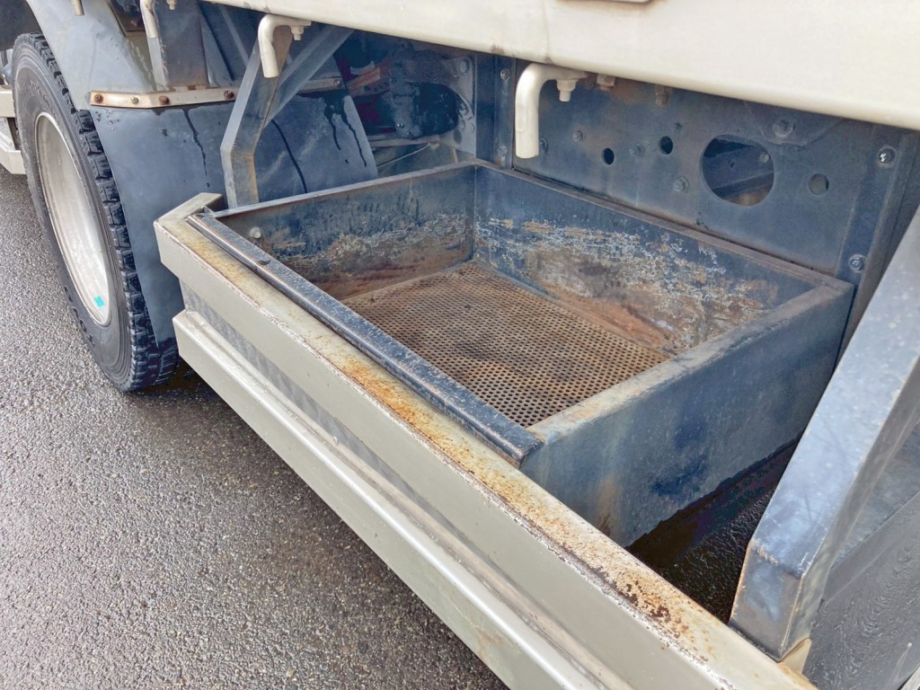 ボディー助手席側後方にりん木入れが付いています。|三菱 ファイター 2KG-FK62FZの写真16