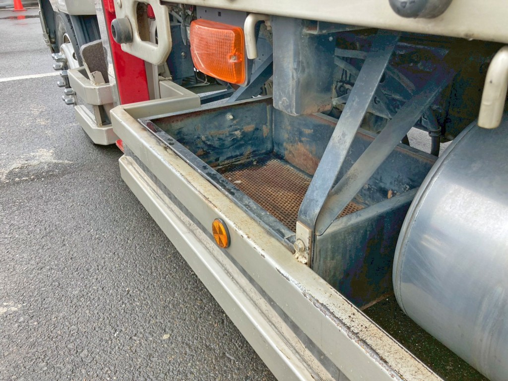 ボディー助手席側前方にりん木入れが付いています。|三菱 ファイター 2KG-FK62FZの写真17