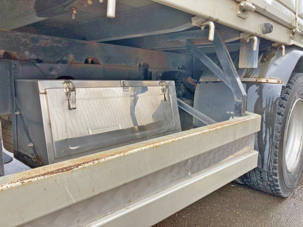ボディー運転席側後方にステンレス製の工具箱が付いています。|三菱 ファイター 2KG-FK62FZの写真18