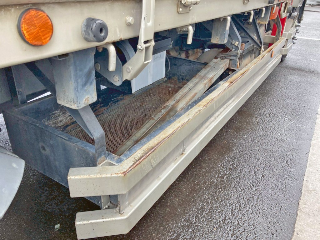 ボディー運転席側中央部にりん木入れが付いています。|三菱 ファイター 2KG-FK62FZの写真19