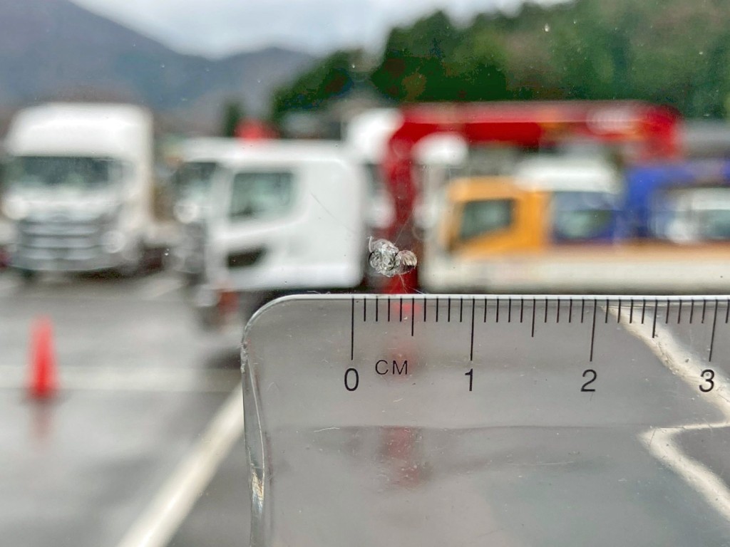 フロントガラスの助手席側正面に飛び石跡があります。|三菱 ファイター 2KG-FK62FZの写真20