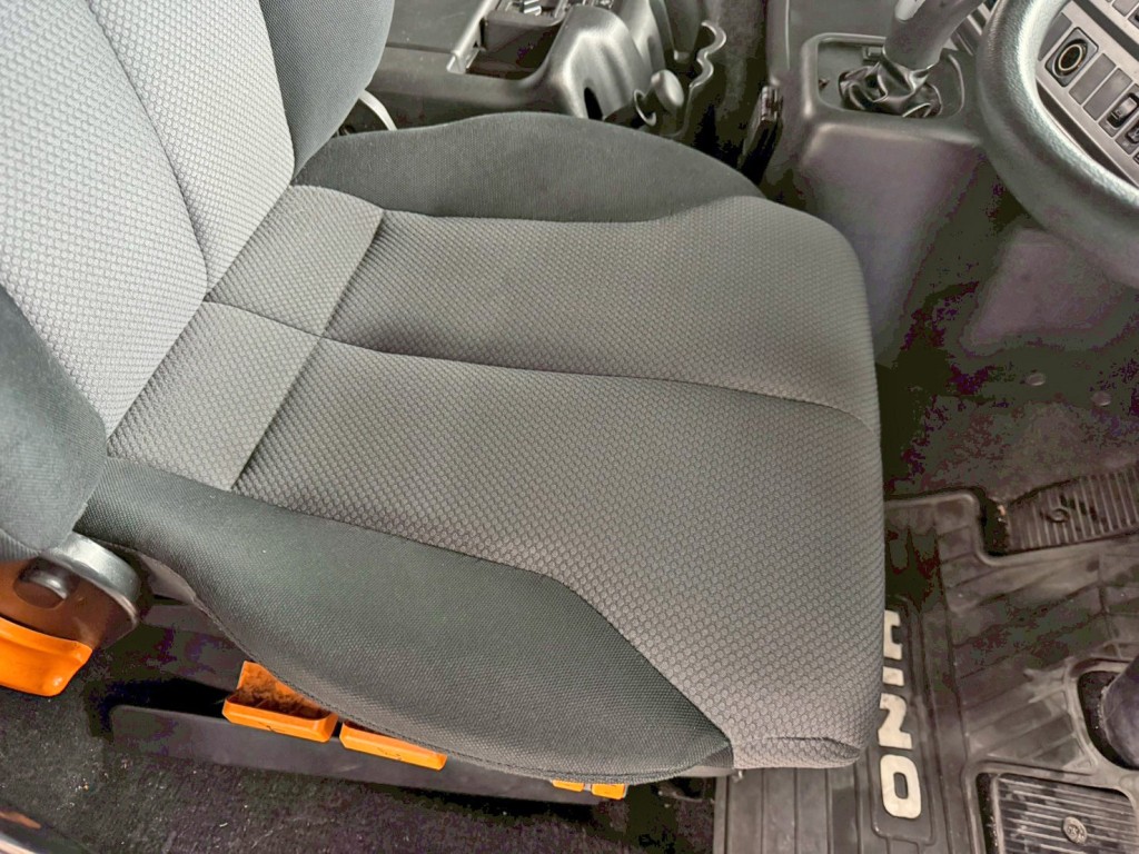 運転席座面にヘタリがあります。|日野 プロフィア QPG-SS1EKDGの写真9