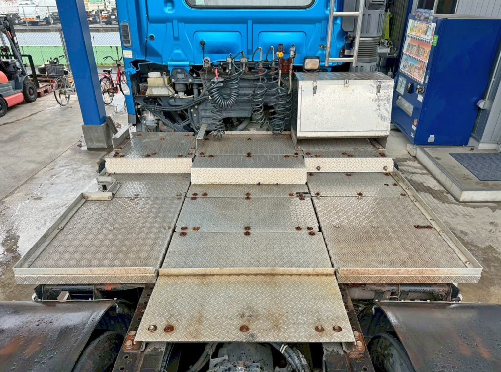 踊り場は縞板アルミ製です。|日野 プロフィア QPG-SS1EKDGの写真11