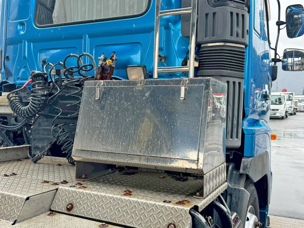 踊り場の運転席側に、ステンレス製の工具箱が付いています。|日野 プロフィア QPG-SS1EKDGの写真12