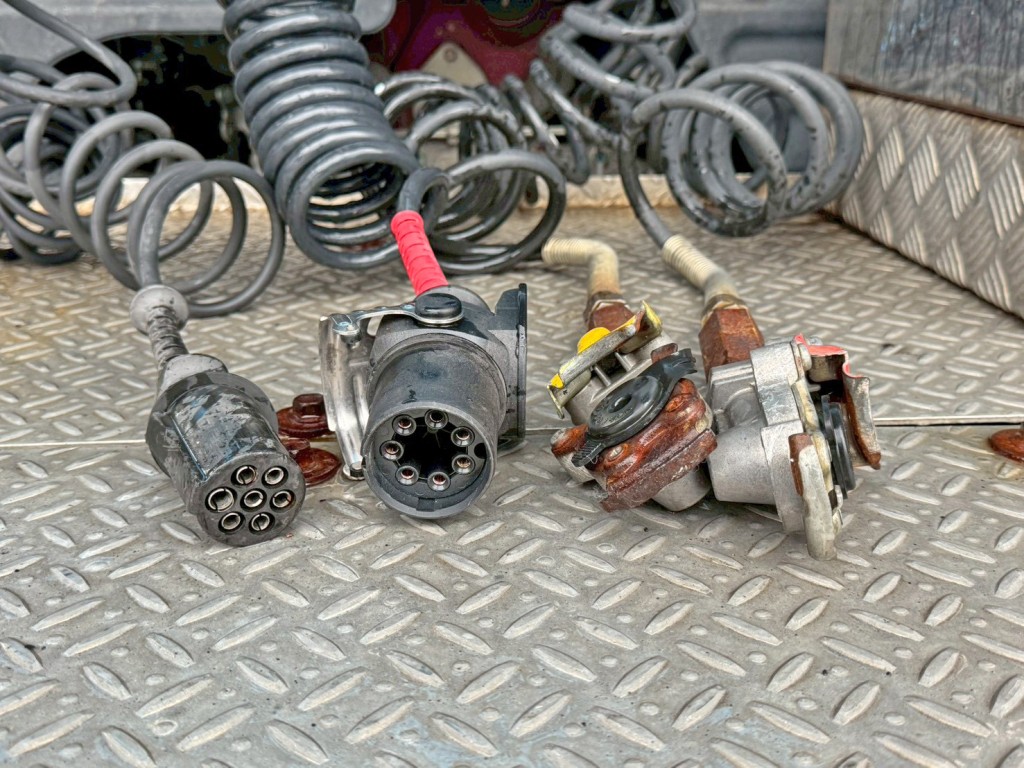 接続コネクターです。|日野 プロフィア QPG-SS1EKDGの写真13