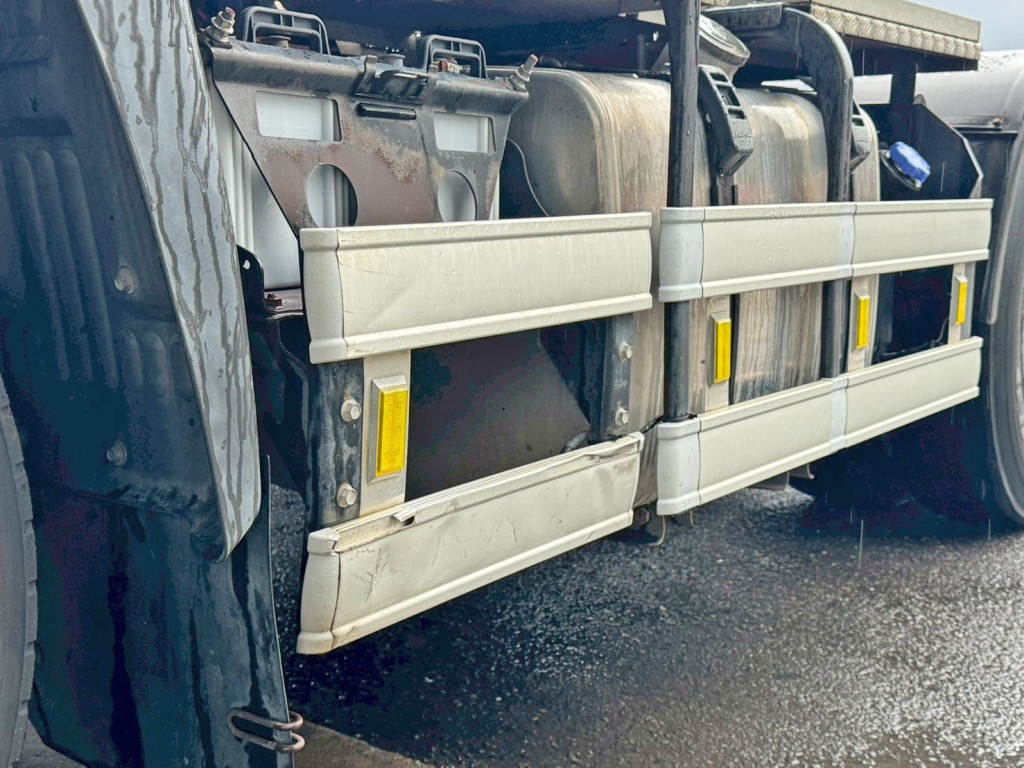 助手席側サイドバンパー前方に、割れ・ヘコミがあります。|日野 プロフィア QPG-SS1EKDGの写真19