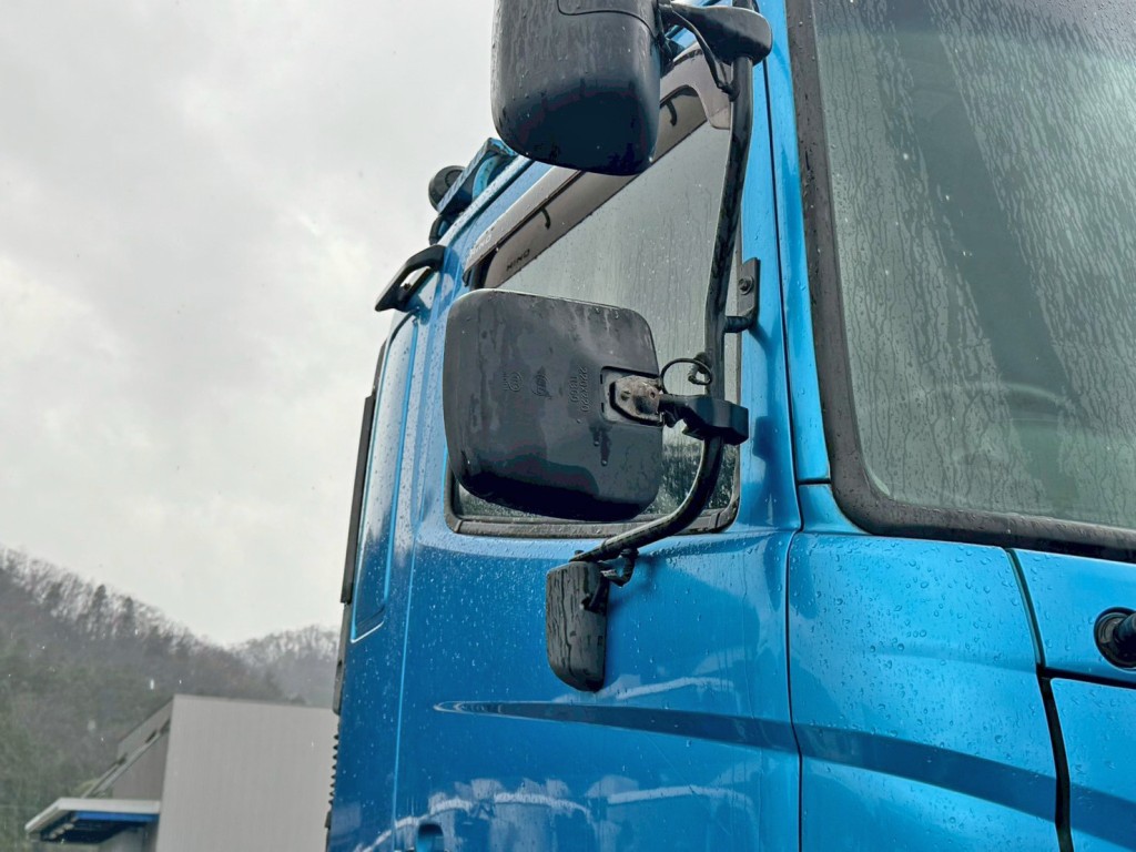 運転席側補助ミラーの取り付け部カバーが欠品しています。|日野 プロフィア QPG-SS1EKDGの写真21